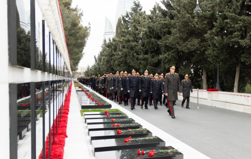 Daxili İşlər Nazirliyinin şəxsi heyəti Şəhidlər xiyabanını ziyarət edib