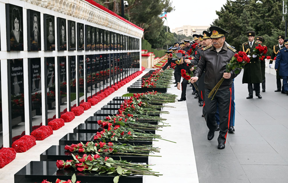 Müdafiə Nazirliyinin rəhbərliyi Şəhidlər xiyabanını ziyarət edib