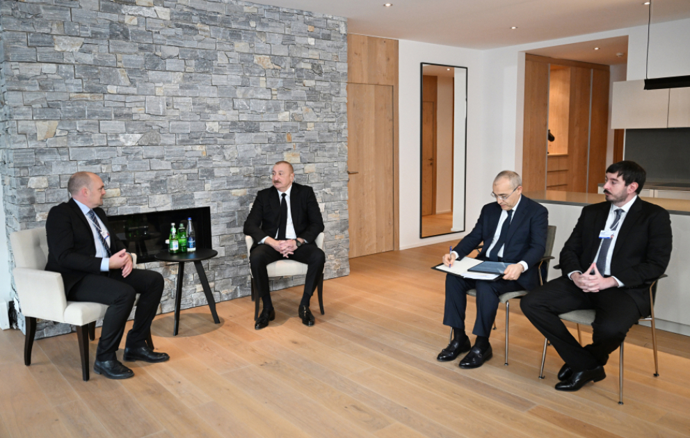 Präsident Ilham Aliyev trifft in Davos den Senior-Vizepräsidenten der Vestas Wind Systems Group für Marketing, Kommunikation, Nachhaltigkeit und Öffentlichkeitsarbeit