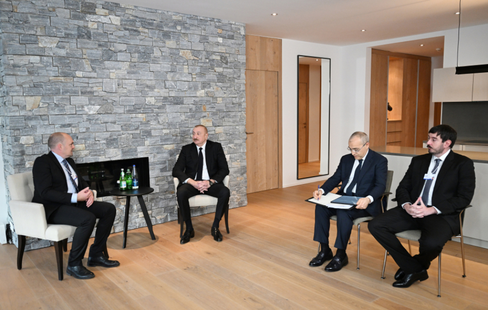 Le président Ilham Aliyev s’entretient avec le vice-président senior du groupe Vestas Wind Systems à Davos