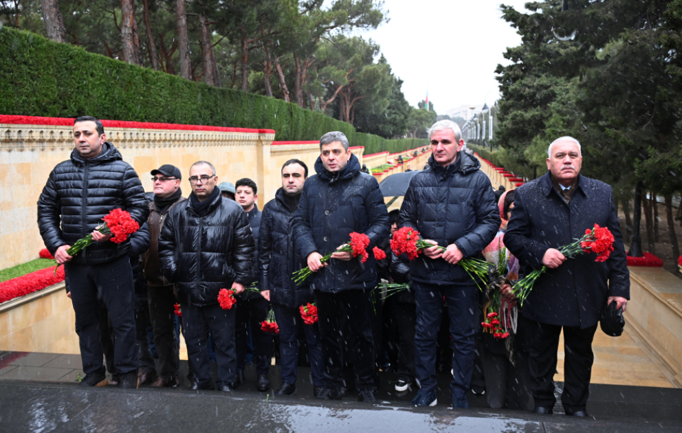 AZERTAC staff visits Alley of Martyrs