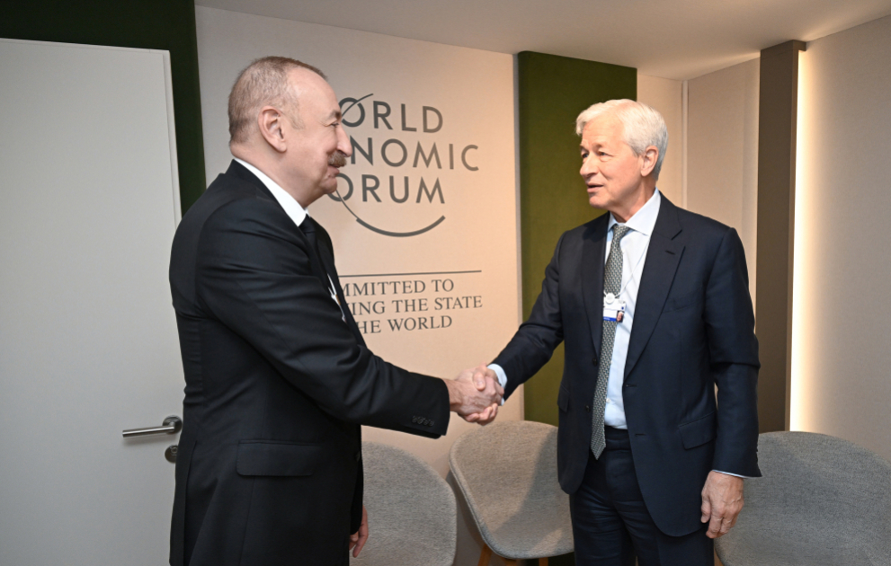 Präsident Ilham Aliyev trifft in Davos CEO und Vorsitzenden von „J.P. Morgan“