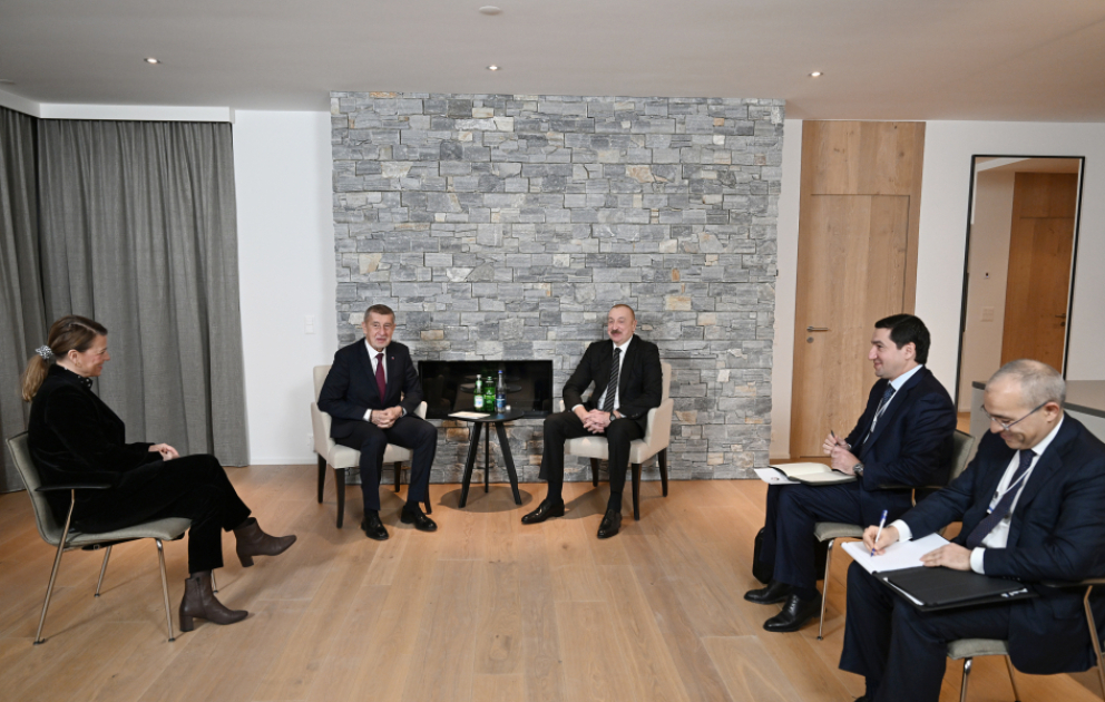 Präsident Ilham Aliyev trifft tschechischen Premierminister in Davos
