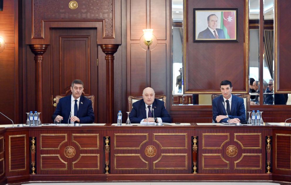 Minimum əmək haqqı ilə bağlı yeni qanun layihəsi müzakirə olunur