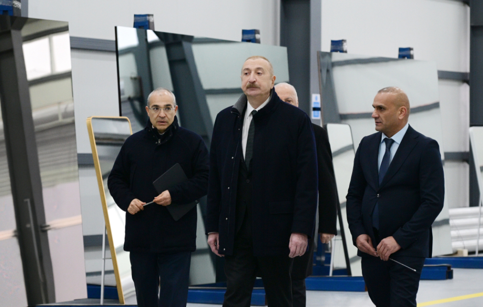 Präsident Ilham Aliyev weiht Werk für Herstellung von Spiegelglasplatten im Industriepark Sumgayit ein