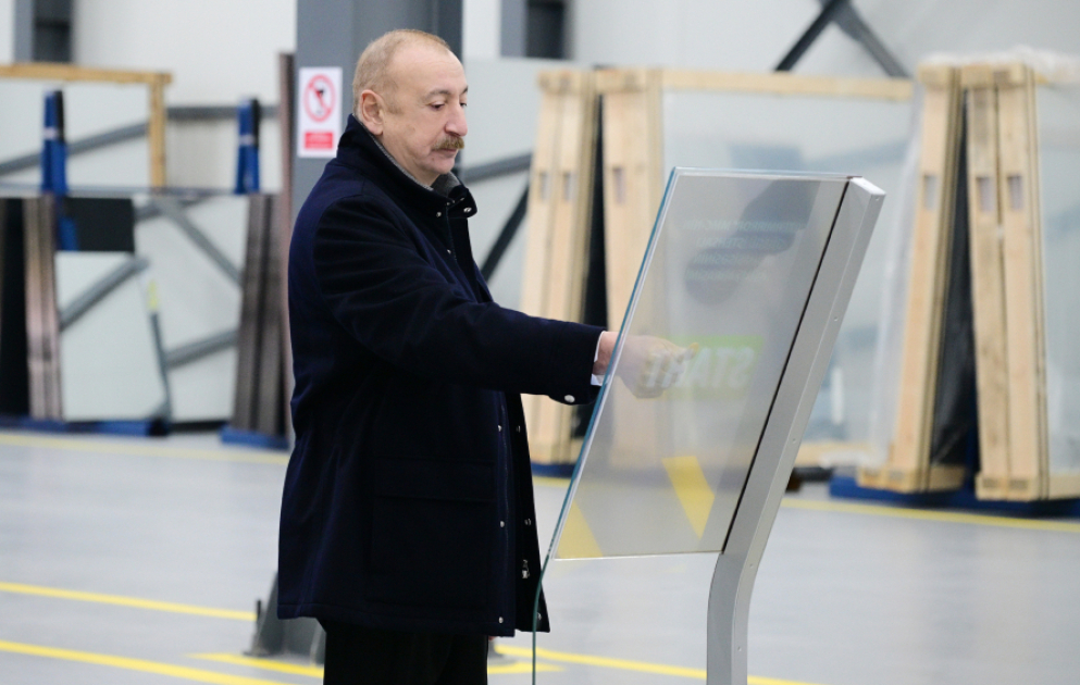 Le président Ilham Aliyev assiste à l'inauguration d'une usine de production de plaques de miroir dans le Parc industriel de Soumgaït