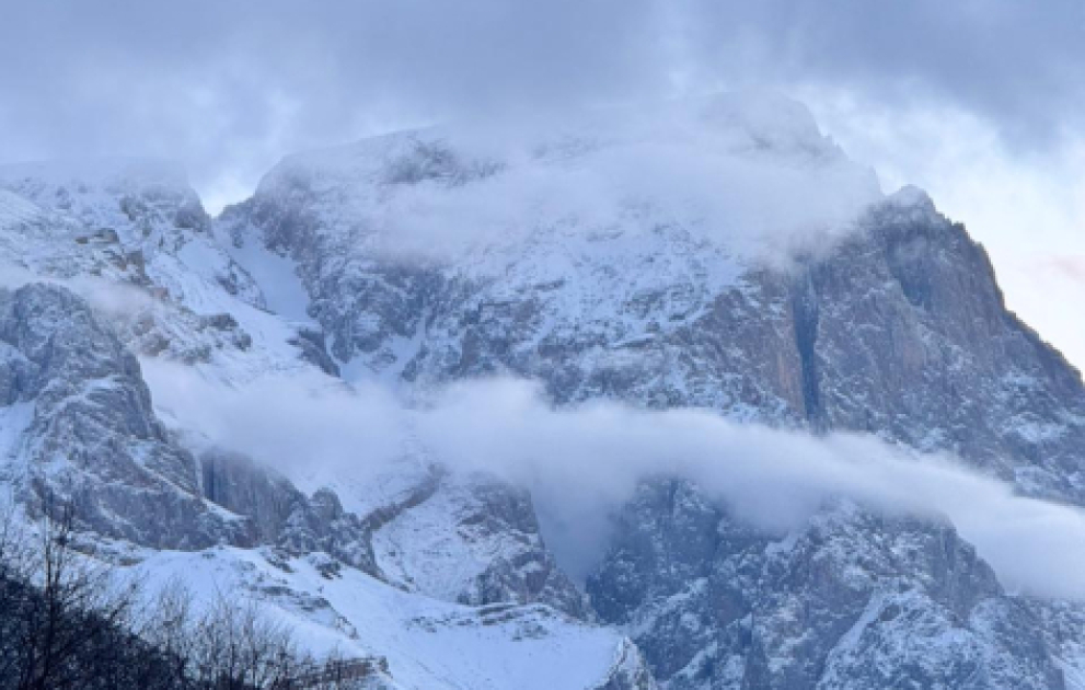 Winterwunder des Kaukasus: Der gefrorene Wasserfall des Dorfes Laza