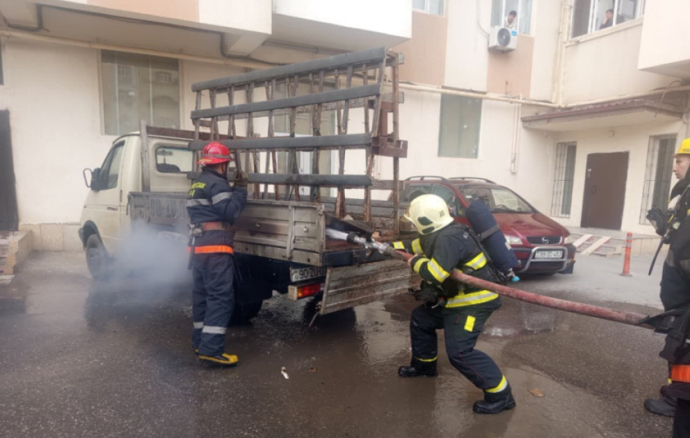 Sumqayıtda avtomobildə baş verən yanğın söndürülüb