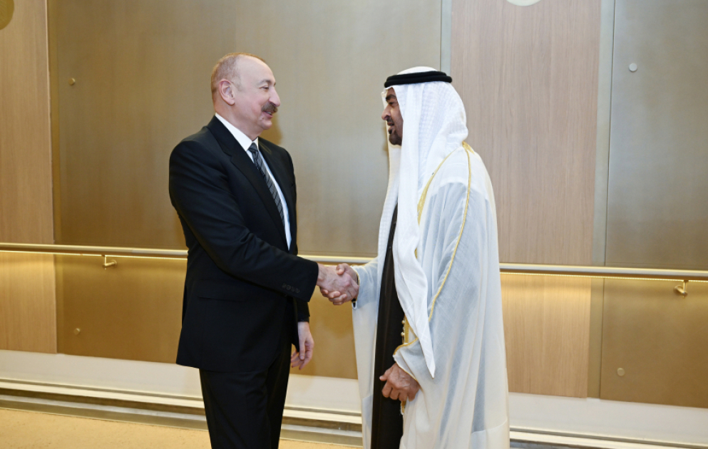 Präsident Ilham Aliyev zu Arbeitsbesuch in den Vereinigten Arabischen Emiraten eingetroffen