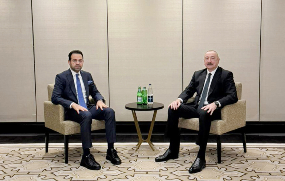 Präsident Ilham Aliyev trifft Generalsekretär des muslimischen Ältestenrats in Abu Dhabi