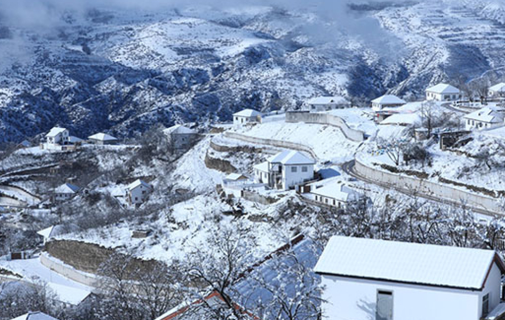 Laçın ağ örpəyə bürünüb