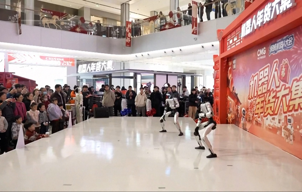 Çində şopinq festivalında müxtəlif funksiyalar yerinə yetirən robotlar nümayiş olunub