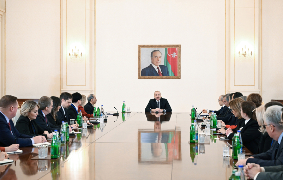 Präsident Ilham Aliyev empfängt US-Delegation