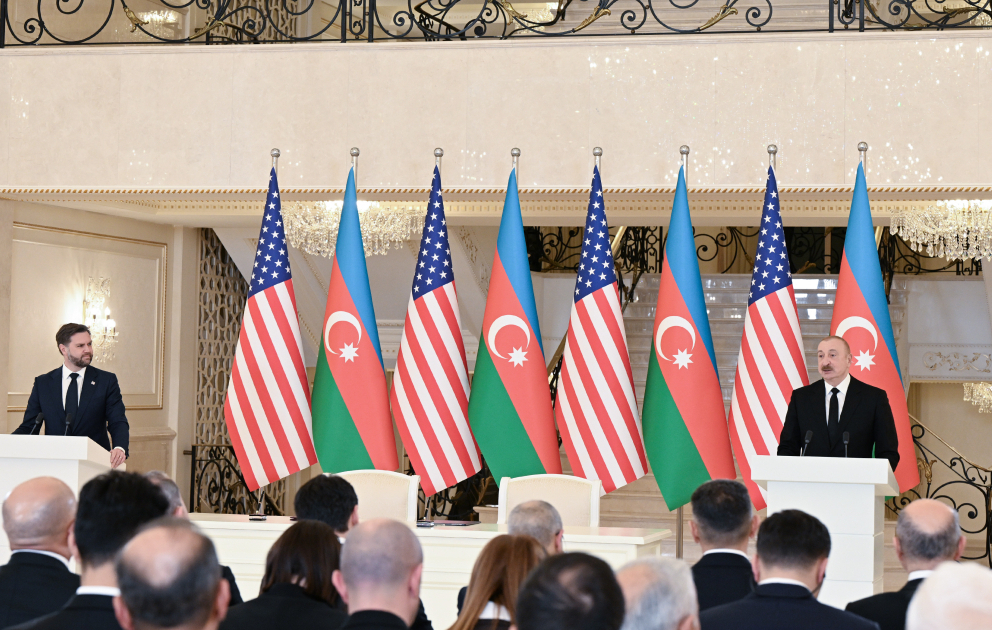 Le président Ilham Aliyev et le vice-président J.D. Vance font des déclarations à la presse