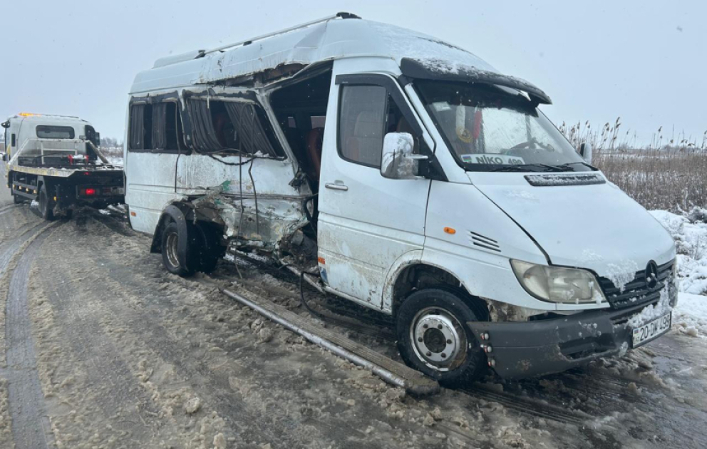 Salyanda mikroavtobusla minik avtomobili toqquşub
