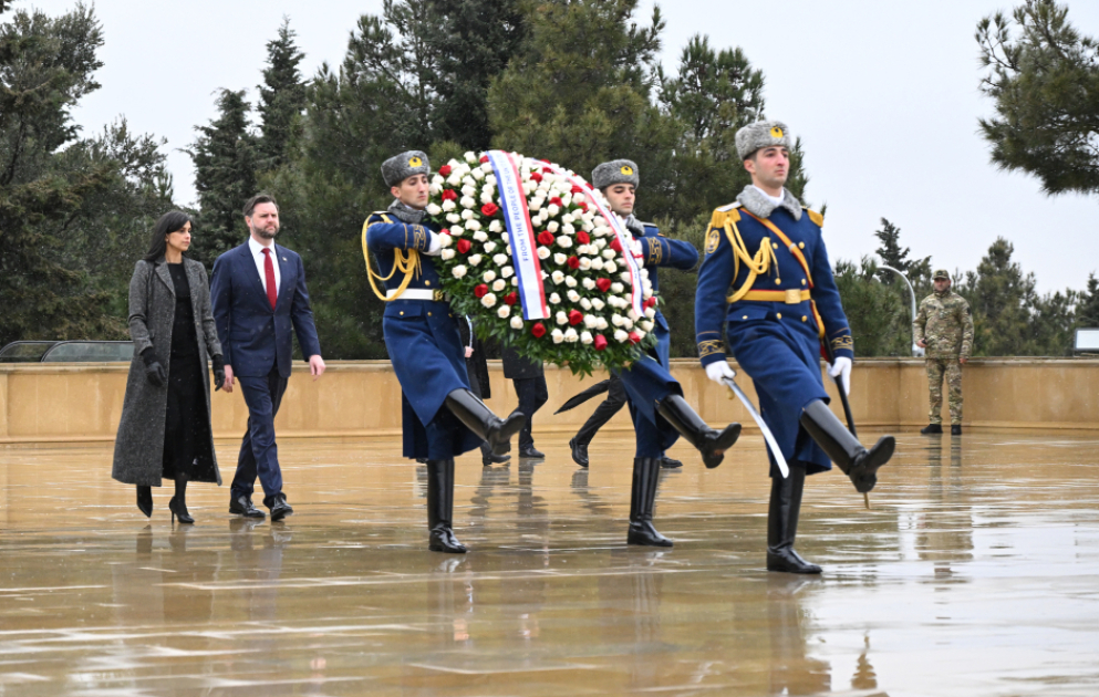 Le vice-président américain visite l’Allée des Martyrs à Bakou