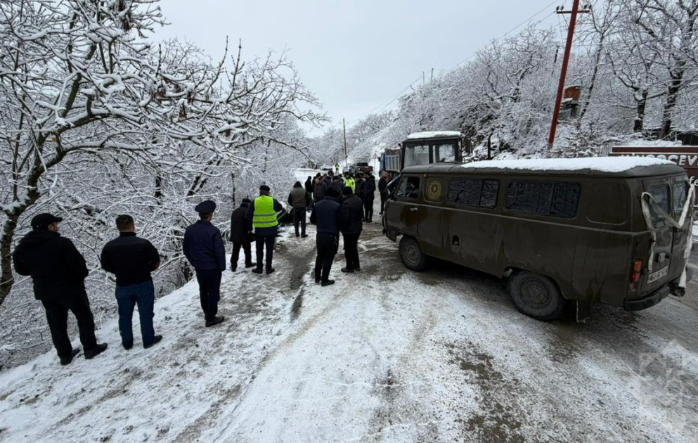 Ağsu aşırımında buzlaşma: İki avtomobil aşıb