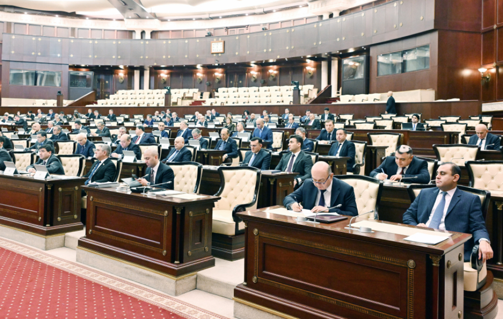 Parlament minimum əməkhaqqı ilə bağlı Əmək Məcəlləsinə təklif edilən dəyişikliyi təsdiqlədi