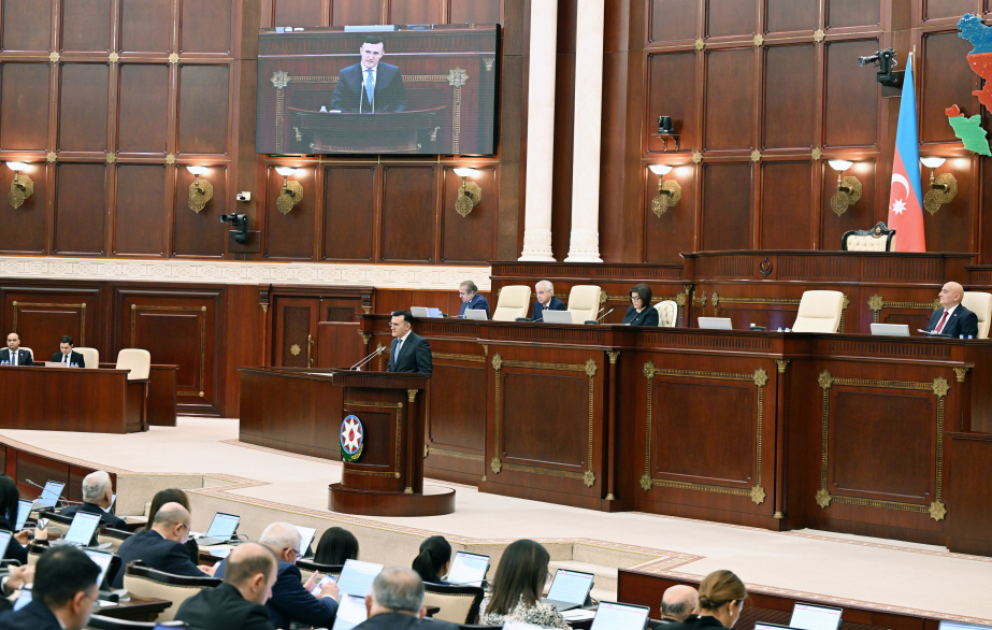 Parlamentdə bələdiyyələrin fəaliyyətinə inzibati nəzarəti həyata keçirən orqanın məruzəsi dinlənilib