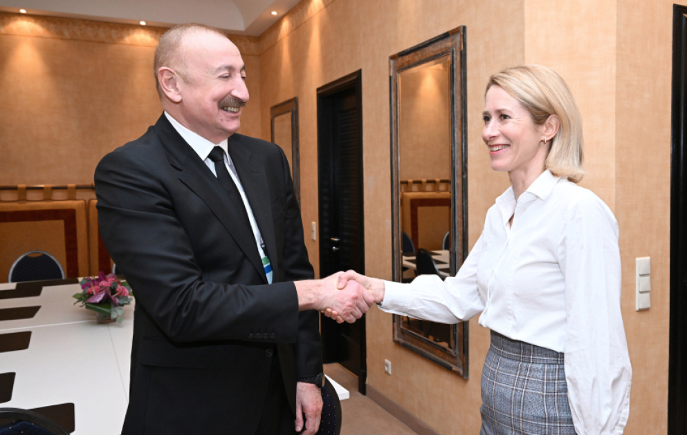 Präsident Ilham Aliyev trifft in München mit der Hohen Vertreterin der Europäischen Union für Außen- und Sicherheitspolitik zusammen