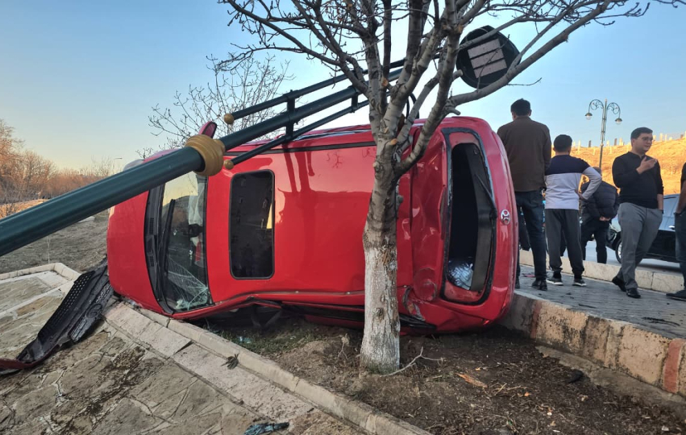 Naxçıvanda avtomobil işıq dirəyinə çırpılıb, iki nəfər xəsarət alıb