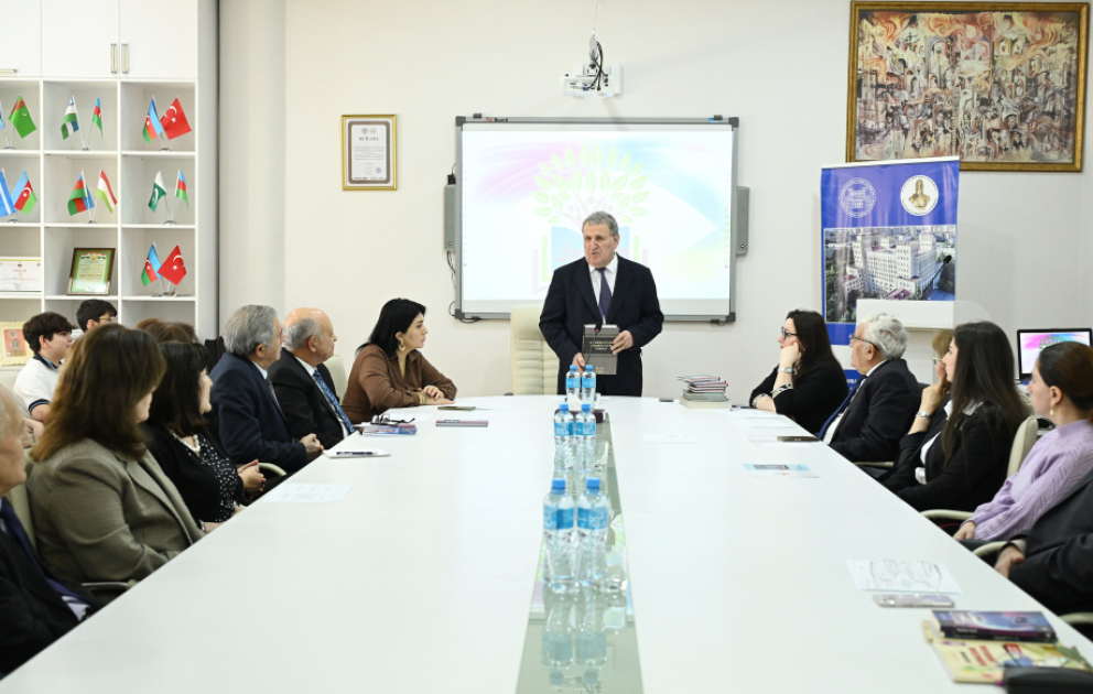 “Uşaq ədəbiyyatında ana dili məsələsi” mövzusu müzakirə olunub