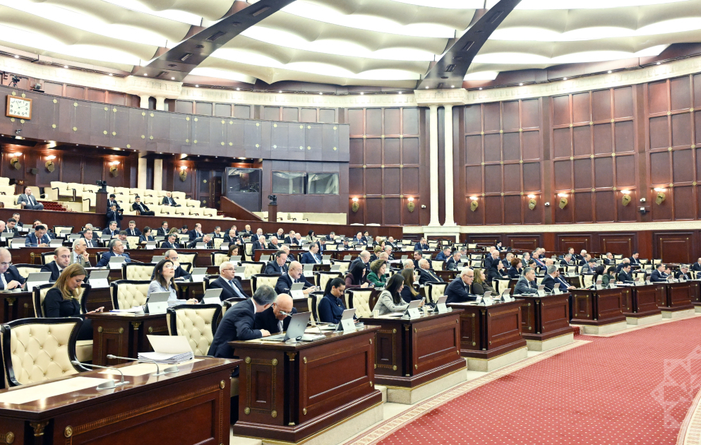 Milli Məclisin plenar iclasında 10 məsələ müzakirə olunub