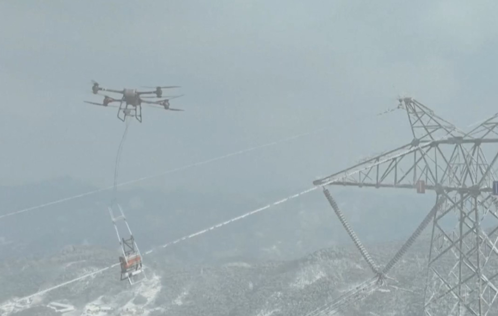 Çində elektrik xətləri qar və buzdan təmizlənir