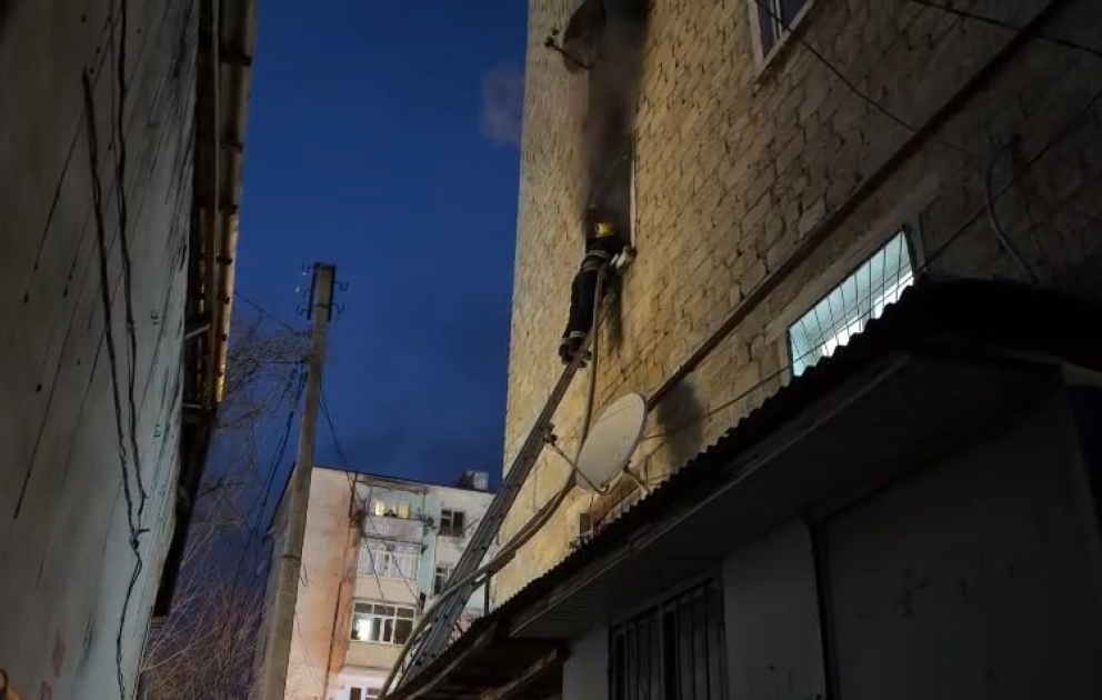 Şəkidə yaşayış binasında yanğın olub, 10 nəfər təxliyə edilib