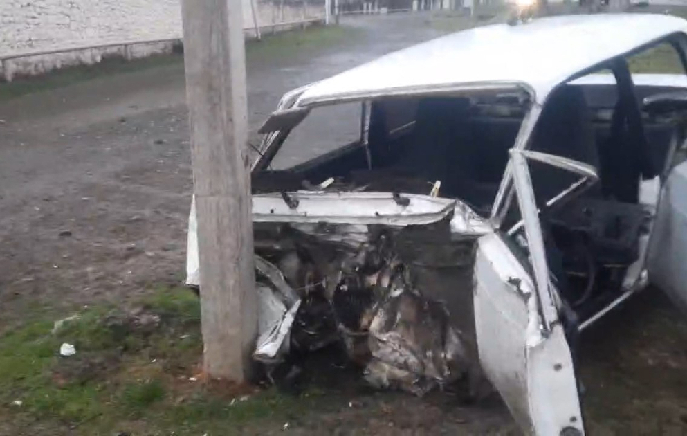 Oğuzda “VAZ-2107” işıq dirəyinə çırpıldı - xəsarət alanlar var