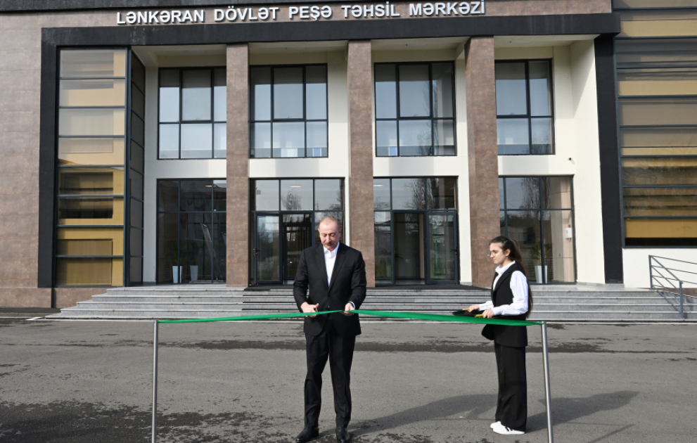 Präsident Ilham Aliyev weiht Berufsbildungszentrum in Lankaran ein