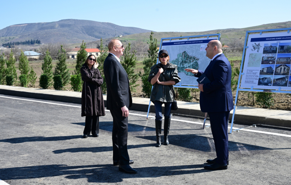 Präsident Ilham Aliyev macht sich mit Arbeiten im befreiten Dorf Chodschawänd vertraut