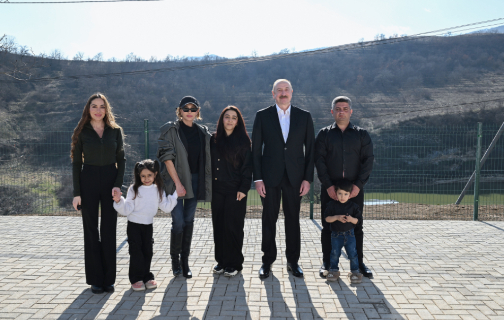 Ilham Aliyev inspecte les travaux réalisés dans le village de Khanabad du district de Khodjaly