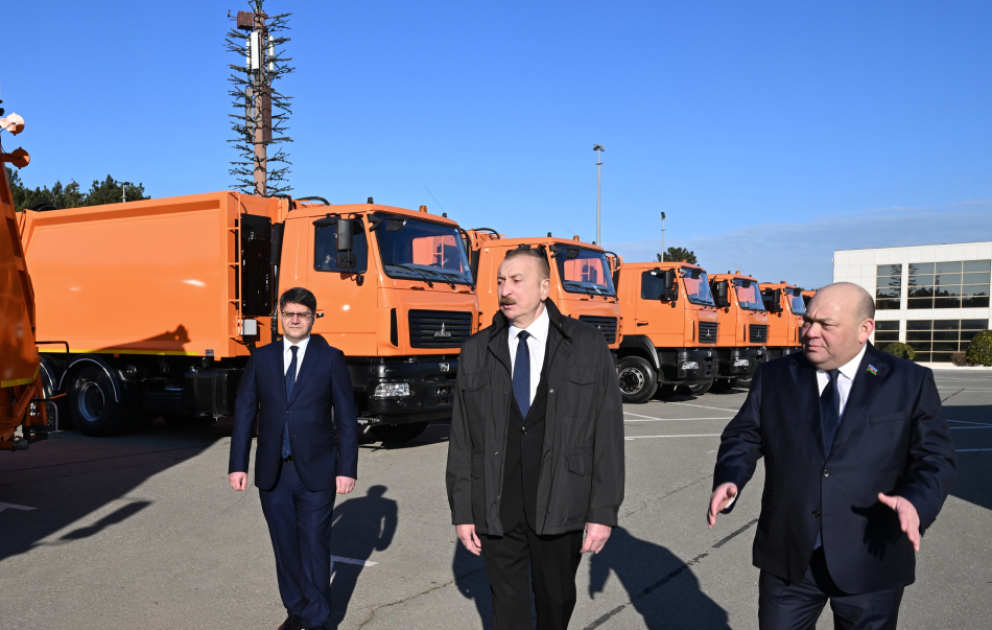 Le président de la République prend connaissance des véhicules de collecte des déchets à Bakou