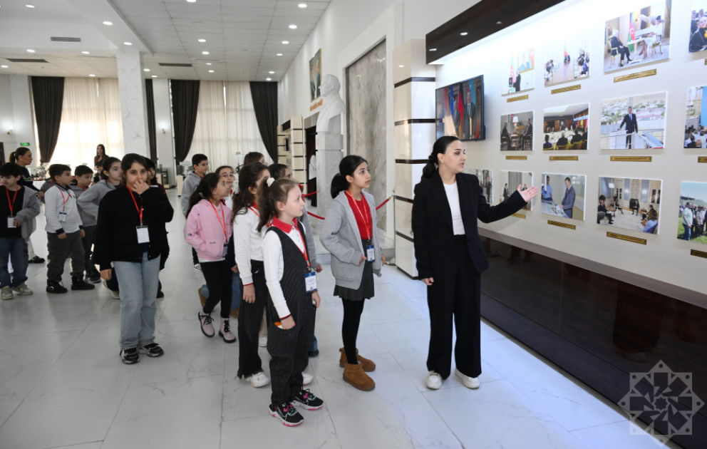 Students of LANDAU School visit AZERTAC
