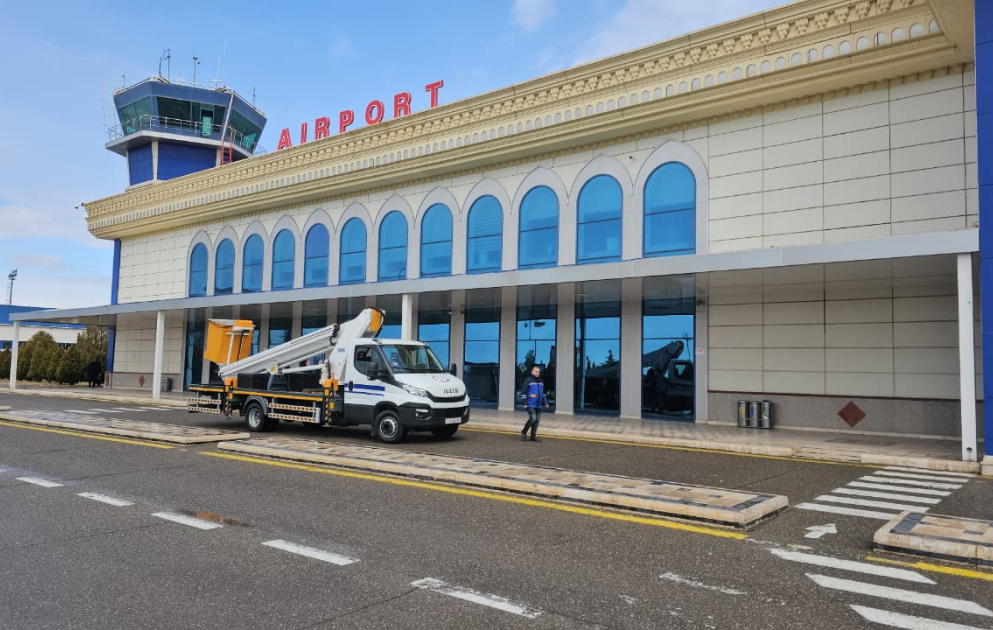 Naxçıvan aeroportunun dron zərbəsindən zərər görmüş hissələrində təmir işləri aparılır