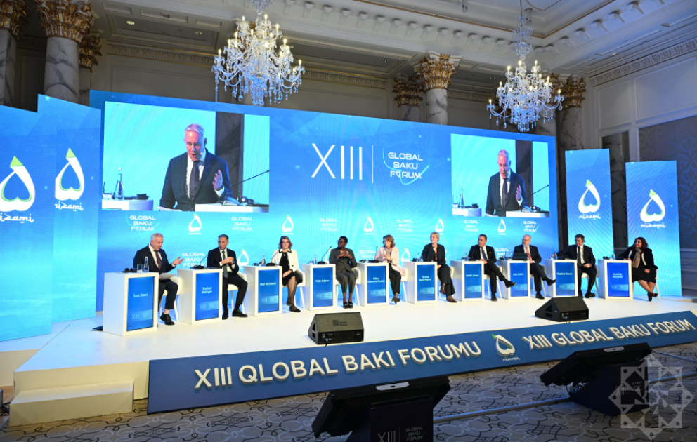 “Rəqəmsal gələcək: süni intellekt, idarəetmə və innovasiyanın etikası” mövzusunda panel iclas