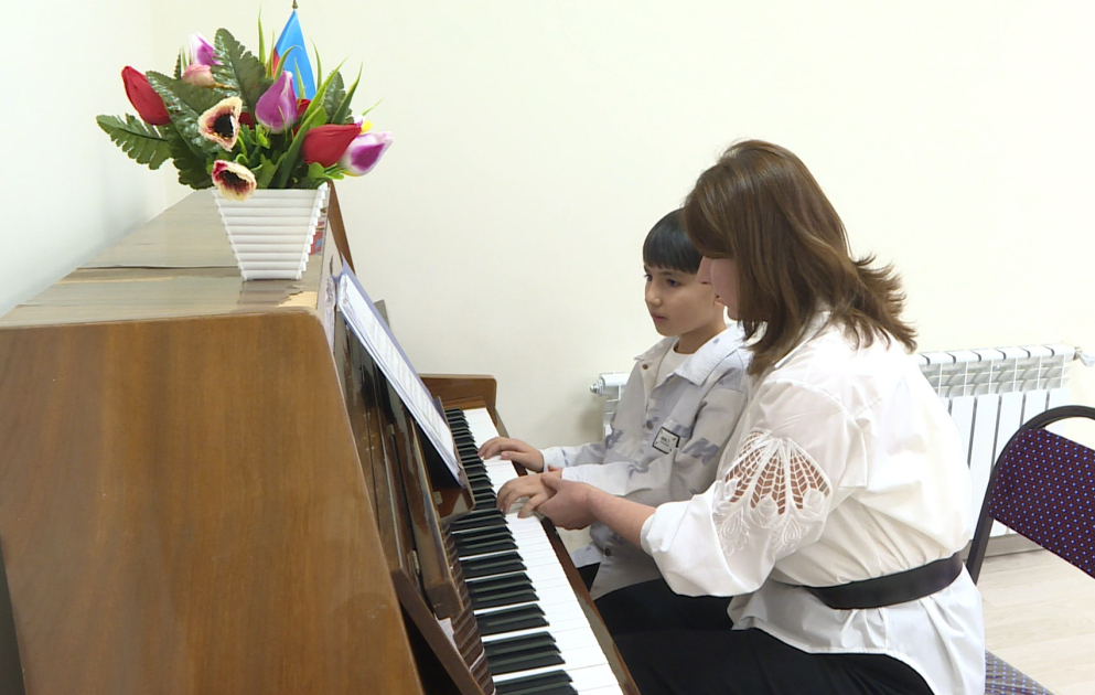 Qəbələ məktəblisi köklənməyən pianoda ifası ilə hamını heyrətləndirdi