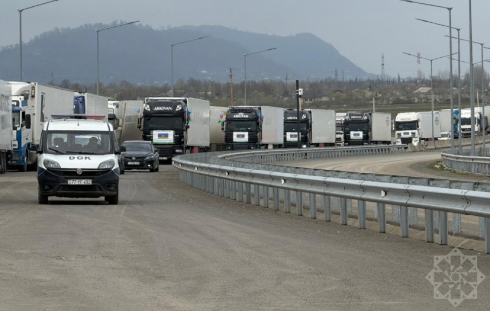 Azərbaycanın İrana göndərdiyi humanitar yardımı daşıyan yük maşınları sərhəddən keçib