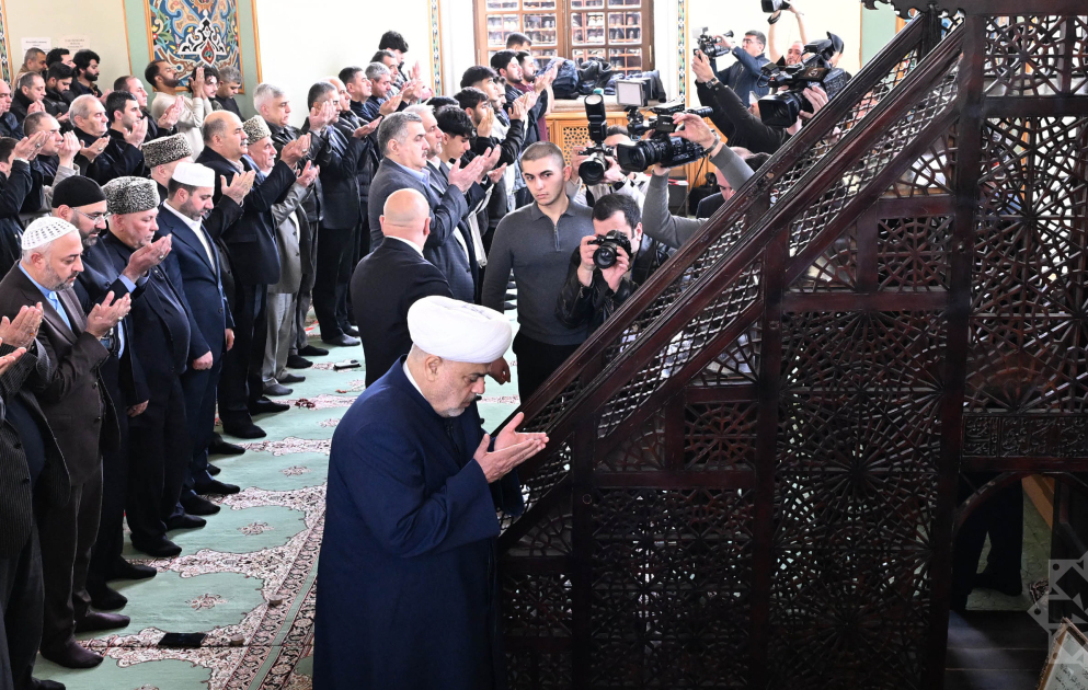 Bakının məscidlərində bayram namazı qılınıb