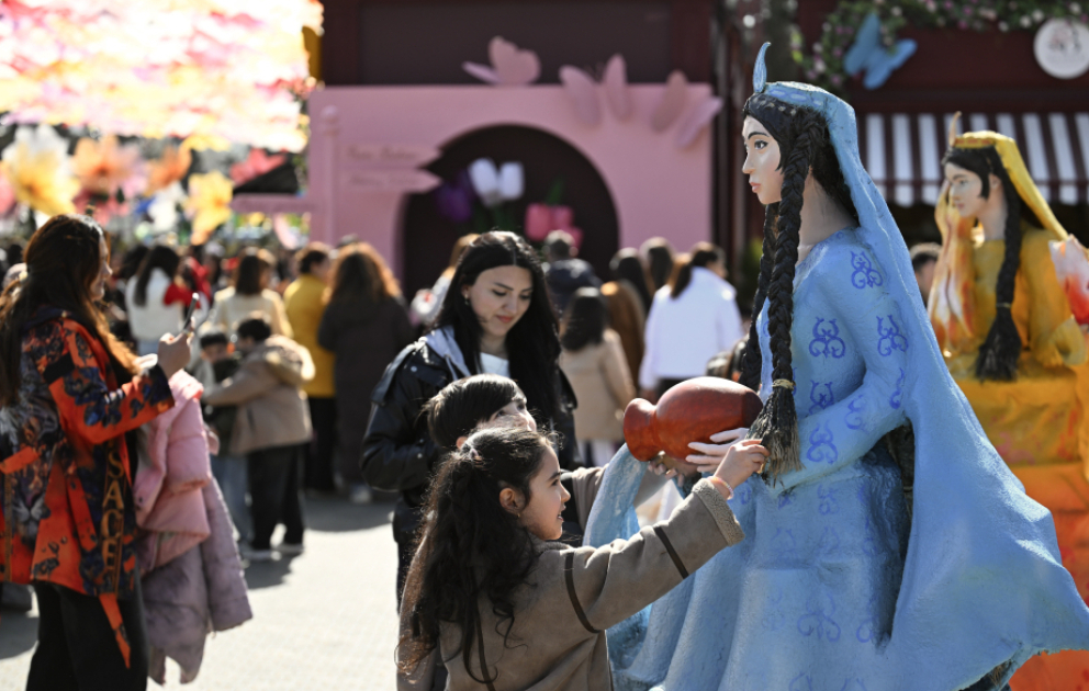 Qəlbləri isidən Novruz: Xarici turistlər bahar bayramını Bakıda qarşılayırlar