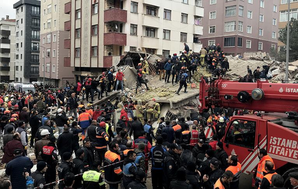 İstanbulda çökən binaların altından doqquz nəfər xilas edilib