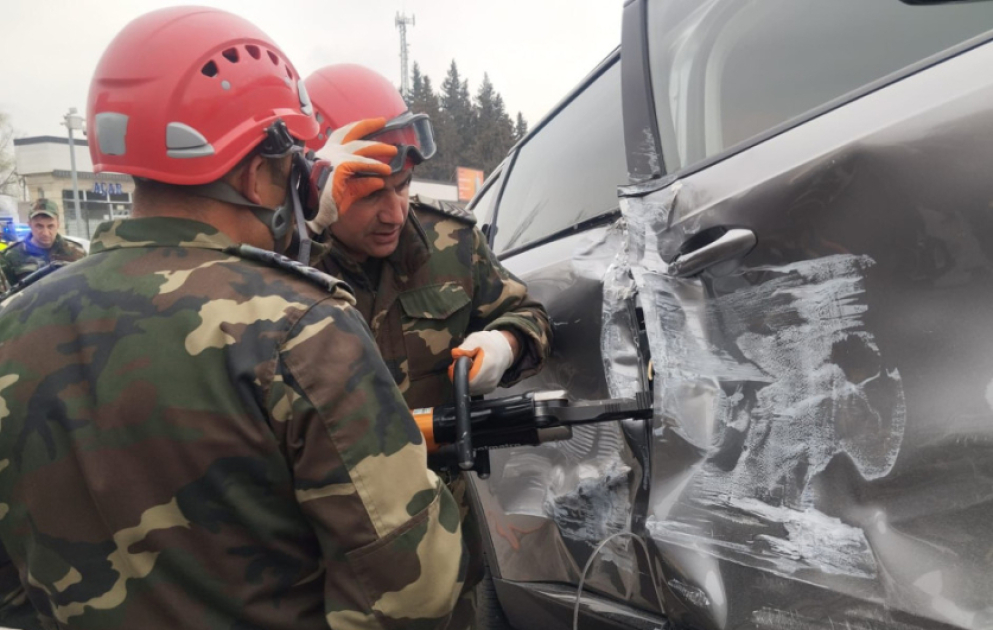 FHN: Avtomobildə sıxılı vəziyyətdə qalan sərnişin xilas edilərək təcili tibbi yardım briqadasına təhvil verilib
