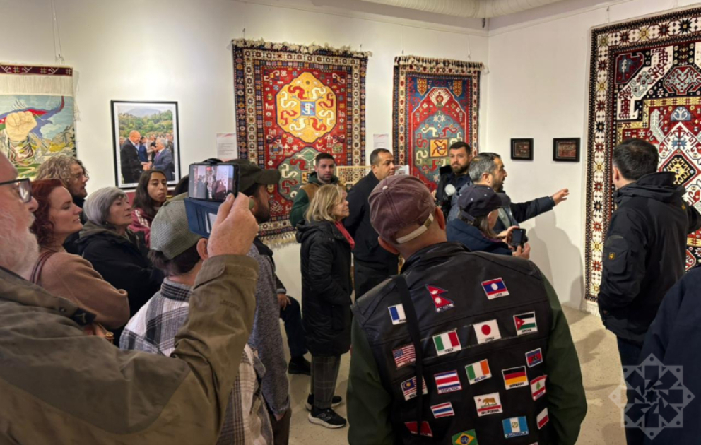 Des voyageurs internationaux prennent connaissance des centres créatifs à Latchine