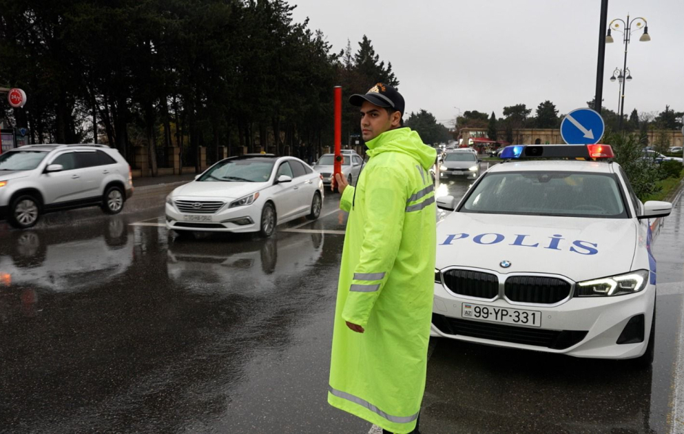 Polis yağışlı havada fasiləsiz xidməti davam etdirir
