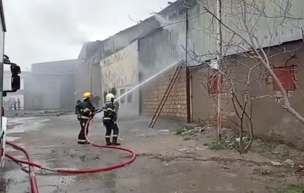 Binəqədi rayonu ərazisində anbarda baş verən yanğın tam söndürülüb