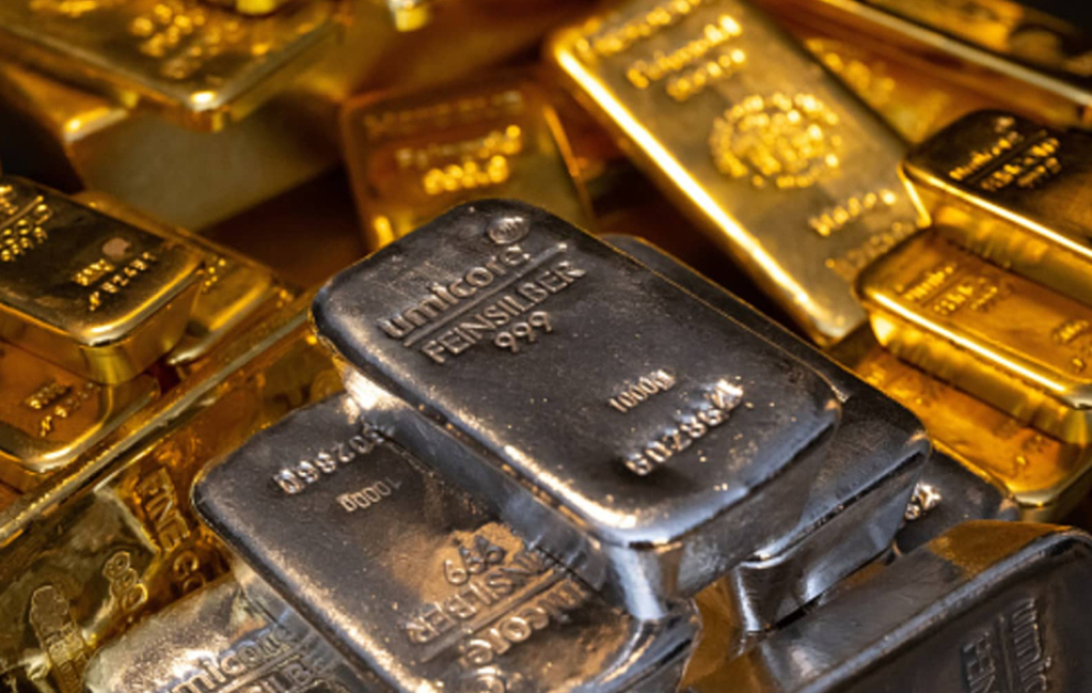 Gold prices rise, while silver declines on global markets