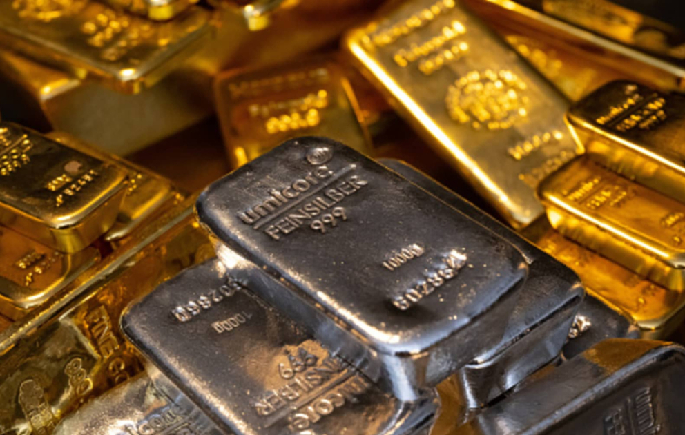 Gold steigt, Silber fällt auf dem Weltmarkt