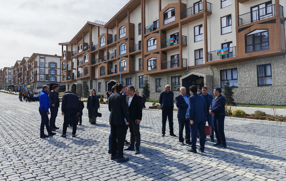 Kəlbəcərə növbəti köç: Daha 27 ailə doğma yurduna qovuşub