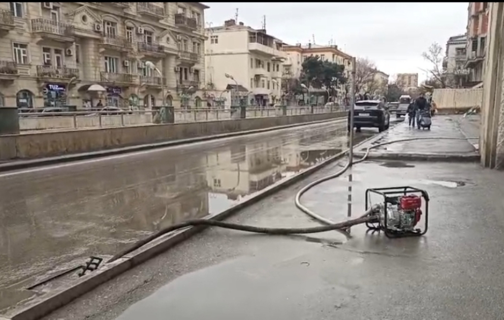 Bir neçə yolda yağış suları xüsusi nasoslar vasitəsilə kənarlaşdırılıb